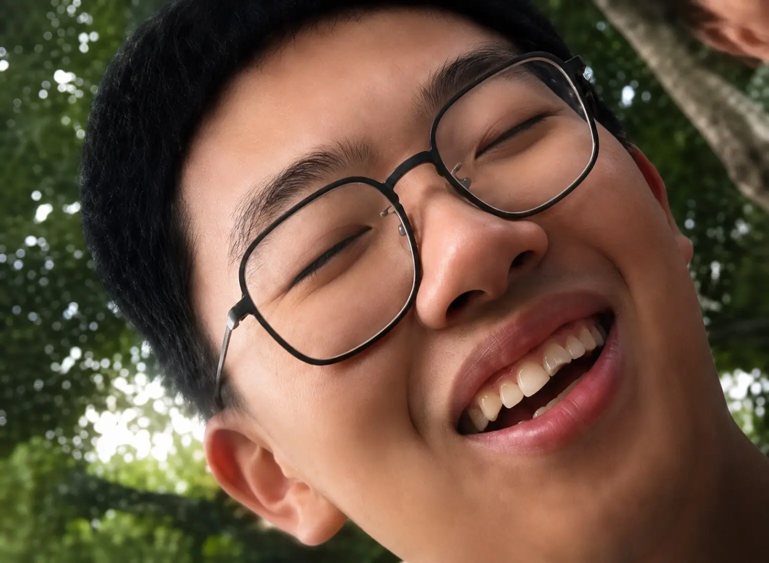 WYF 穿浅色卫衣俯拍沉思