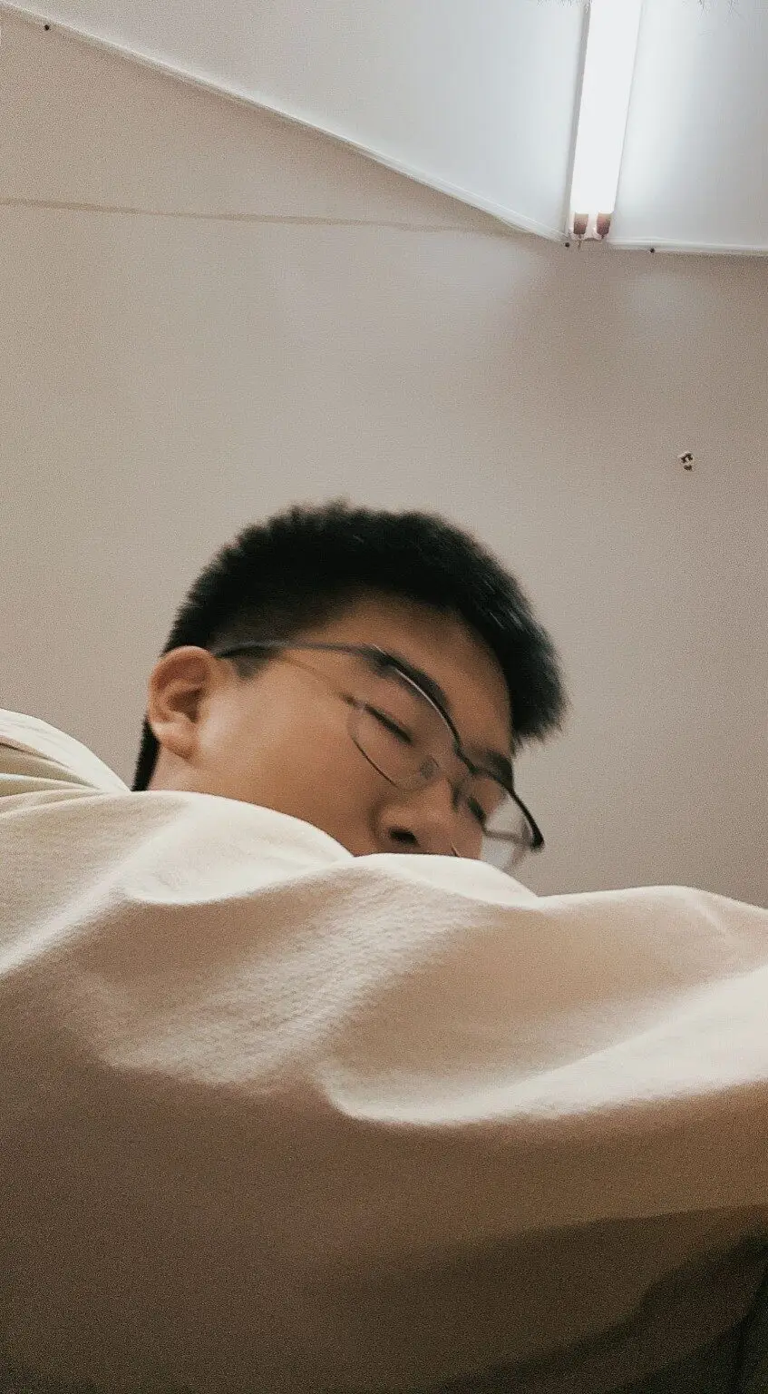 WYF 穿蓝米外套，捂嘴闭眼