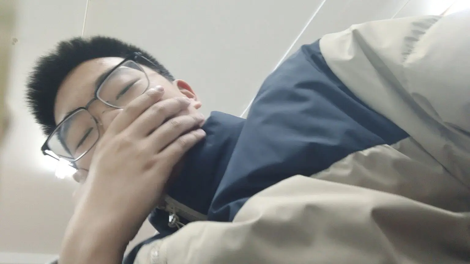 WYF 在户外闭眼开心大笑